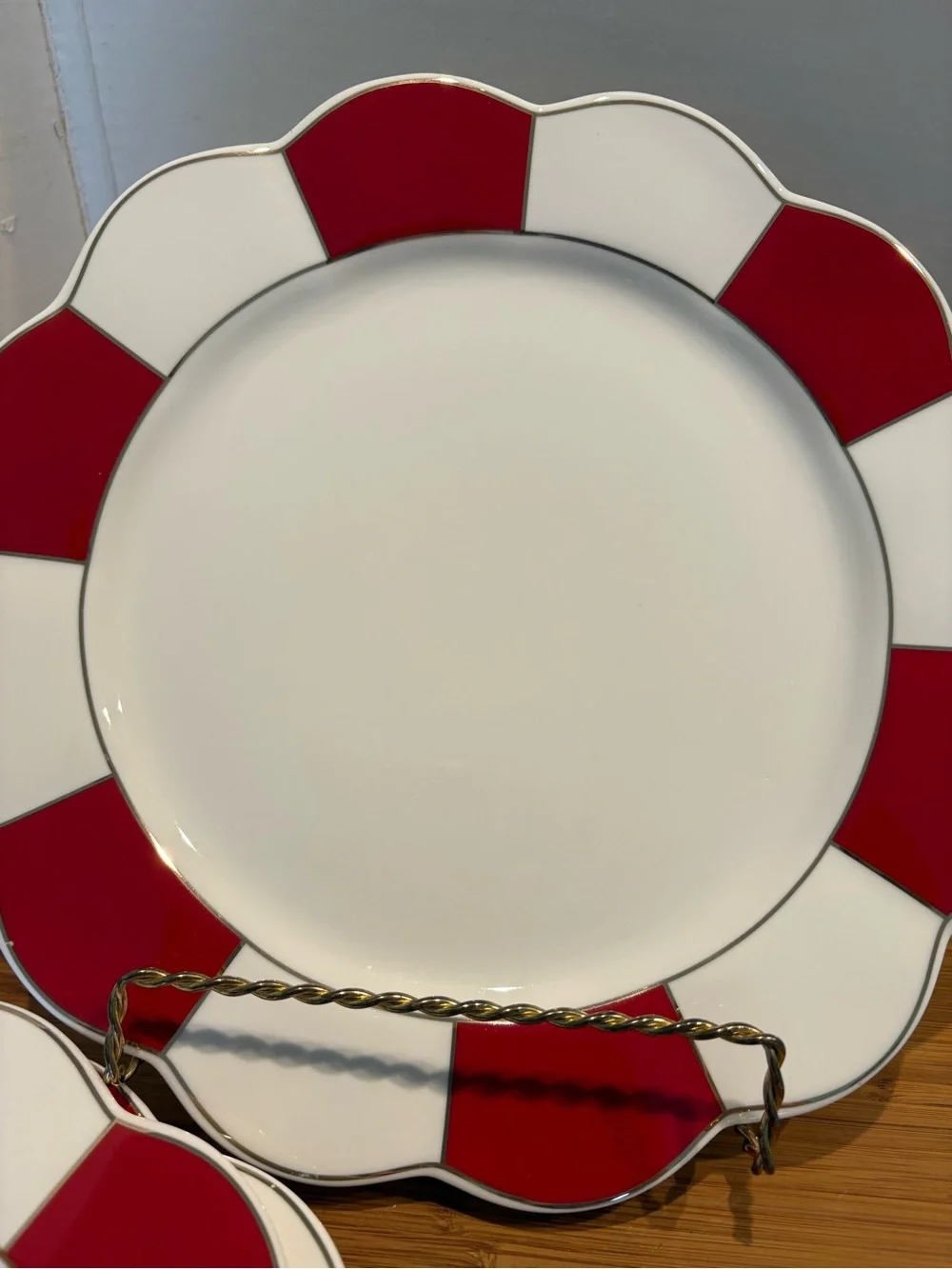 Grace Red and White Scalloped Rim Dinner Plates Set of 3 Mint - Picture 1 of 9